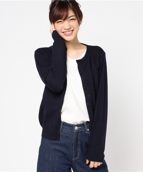 Honeys(ハニーズ)の「ベーシックなクルーネックカーディガン(カーディガン/ボレロ・レディース・ネイビー/ボルドー/マスタード/グリーン/杢グレー/オレンジ/ベージュ系その他/ブラック・L/M/LL)」の6枚目の写真