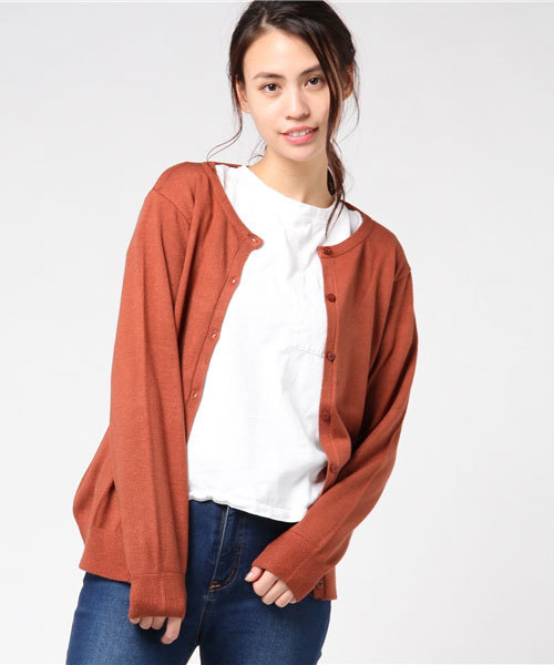 Honeys(ハニーズ)の「ベーシックなクルーネックカーディガン(カーディガン/ボレロ・レディース・ネイビー/ボルドー/マスタード/グリーン/杢グレー/オレンジ/ベージュ系その他/ブラック・L/M/LL)」の1枚目の写真