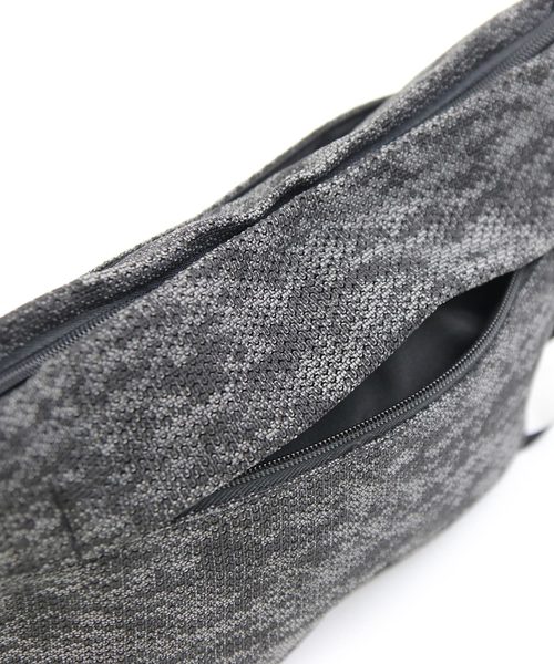 knock through abstraction(ノックスルーアブストラクション)の「【knock through abstraction/ノックスルーアブストラクション】X-filament shoulder bag/クロスフィラメントショルダーバッグ(ショルダーバッグ・レディース・ブルー系その他/ブラック/ブラック系その他・FREE)」の5枚目の写真