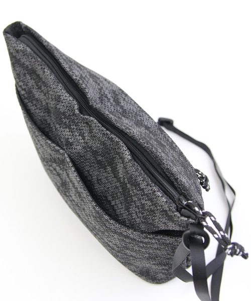 knock through abstraction(ノックスルーアブストラクション)の「【knock through abstraction/ノックスルーアブストラクション】X-filament shoulder bag/クロスフィラメントショルダーバッグ(ショルダーバッグ・レディース・ブルー系その他/ブラック/ブラック系その他・FREE)」の9枚目の写真