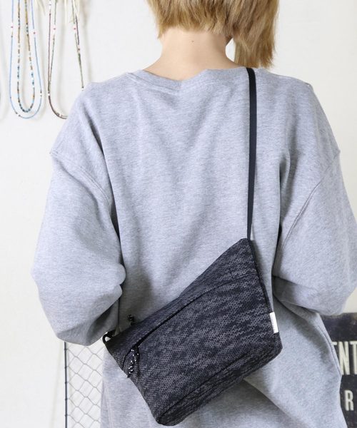knock through abstraction(ノックスルーアブストラクション)の「【knock through abstraction/ノックスルーアブストラクション】X-filament shoulder bag/クロスフィラメントショルダーバッグ(ショルダーバッグ・レディース・ブルー系その他/ブラック/ブラック系その他・FREE)」の21枚目の写真