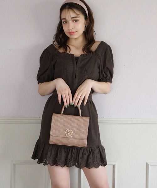 one after another NICE CLAUP（ワンアフターアナザーナイスクラップ）の「バタフライスクエアバッグ（ショルダーバッグ・レディース・ブラウン/ベージュ/ゴールド・FREE）」の4枚目の写真