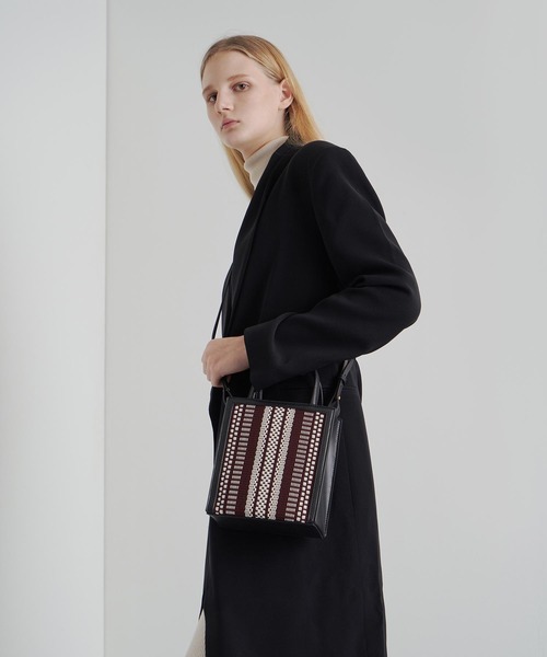 CHARLES & KEITH(チャールズ & キース)の「ウーベンダブルハンドル トートバッグ / Woven Double Handle Tote Bag(トートバッグ・レディース・ブラック/カーキ/ブルーグリーン/イエロー・M)」の5枚目の写真