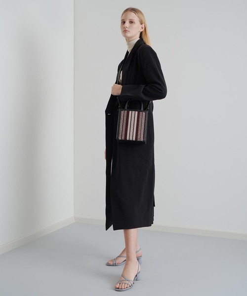 CHARLES & KEITH(チャールズ & キース)の「ウーベンダブルハンドル トートバッグ / Woven Double Handle Tote Bag(トートバッグ・レディース・ブラック/カーキ/ブルーグリーン/イエロー・M)」の7枚目の写真