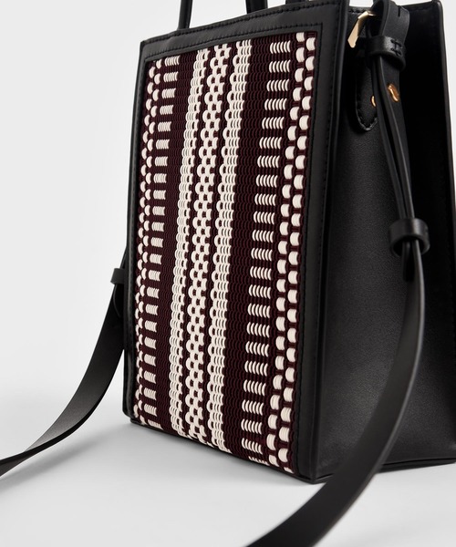 CHARLES & KEITH(チャールズ & キース)の「ウーベンダブルハンドル トートバッグ / Woven Double Handle Tote Bag(トートバッグ・レディース・ブラック/カーキ/ブルーグリーン/イエロー・M)」の8枚目の写真