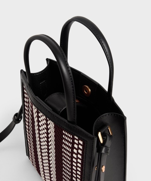 CHARLES & KEITH(チャールズ & キース)の「ウーベンダブルハンドル トートバッグ / Woven Double Handle Tote Bag(トートバッグ・レディース・ブラック/カーキ/ブルーグリーン/イエロー・M)」の11枚目の写真