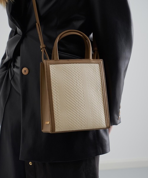 CHARLES & KEITH(チャールズ & キース)の「ウーベンダブルハンドル トートバッグ / Woven Double Handle Tote Bag(トートバッグ・レディース・ブラック/カーキ/ブルーグリーン/イエロー・M)」の12枚目の写真