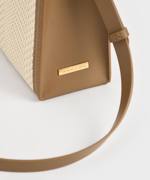 CHARLES & KEITH(チャールズ & キース)の「ウーベンダブルハンドル トートバッグ / Woven Double Handle Tote Bag(トートバッグ・レディース・ブラック/カーキ/ブルーグリーン/イエロー・M)」の15枚目の写真