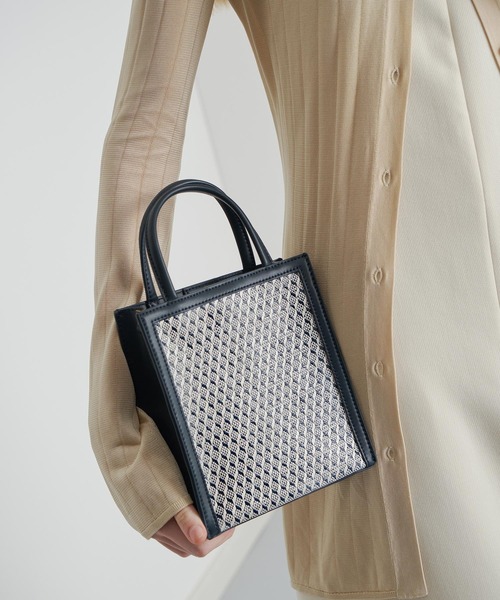 CHARLES & KEITH(チャールズ & キース)の「ウーベンダブルハンドル トートバッグ / Woven Double Handle Tote Bag(トートバッグ・レディース・ブラック/カーキ/ブルーグリーン/イエロー・M)」の19枚目の写真