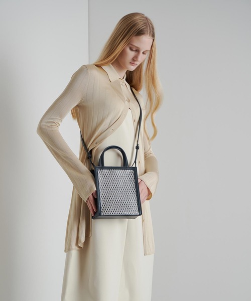 CHARLES & KEITH(チャールズ & キース)の「ウーベンダブルハンドル トートバッグ / Woven Double Handle Tote Bag(トートバッグ・レディース・ブラック/カーキ/ブルーグリーン/イエロー・M)」の21枚目の写真