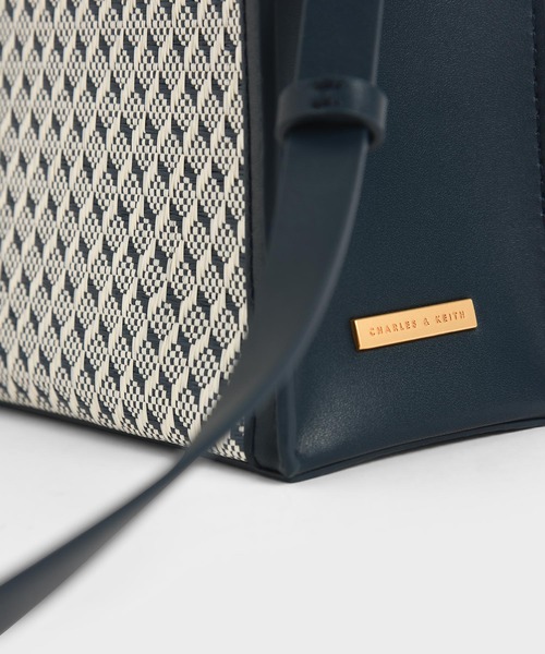 CHARLES & KEITH(チャールズ & キース)の「ウーベンダブルハンドル トートバッグ / Woven Double Handle Tote Bag(トートバッグ・レディース・ブラック/カーキ/ブルーグリーン/イエロー・M)」の22枚目の写真
