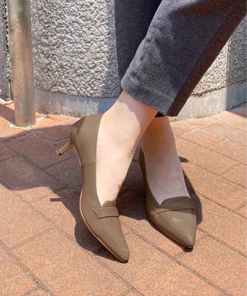 MAMIAN（マミアン）の「ローファースタイル パンプス (5.0cmヒール)（パンプス・レディース・ブラック/シルバー/ブラック系その他/パイソン/キャメル/グレイッシュベージュ/ベージュ系その他/ブラウン・22.5cm/23.5cm/24.5cm/23.0cm/24.0cm/25.0cm）」の4枚目の写真