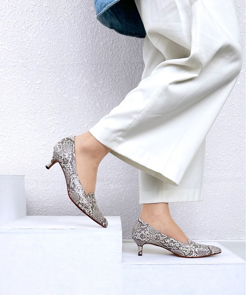 MAMIAN（マミアン）の「ローファースタイル パンプス (5.0cmヒール)（パンプス・レディース・ブラック/シルバー/ブラック系その他/パイソン/キャメル/グレイッシュベージュ/ベージュ系その他/ブラウン・22.5cm/23.5cm/24.5cm/23.0cm/24.0cm/25.0cm）」の8枚目の写真