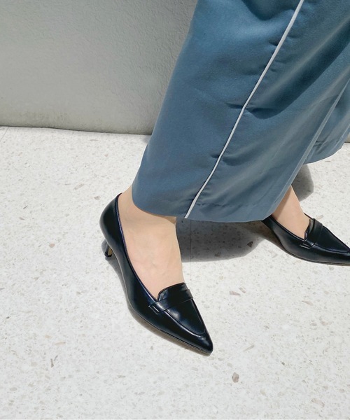 MAMIAN（マミアン）の「ローファースタイル パンプス (5.0cmヒール)（パンプス・レディース・ブラック/シルバー/ブラック系その他/パイソン/キャメル/グレイッシュベージュ/ベージュ系その他/ブラウン・22.5cm/23.5cm/24.5cm/23.0cm/24.0cm/25.0cm）」の2枚目の写真