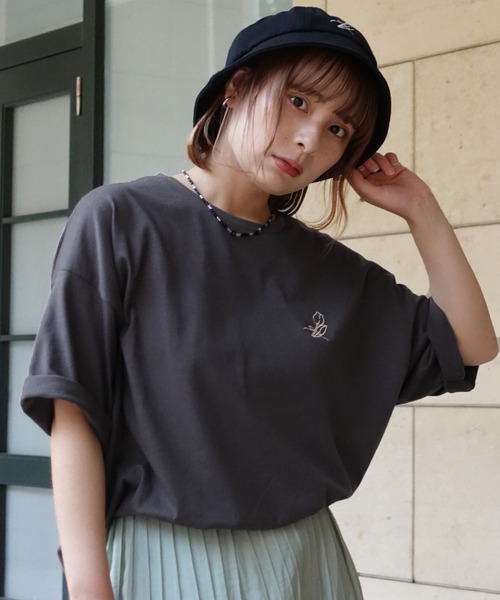 anown（アノン）の「オーバーサイズ 花刺繍 バックイラストプリント 半袖カットソー Tシャツ【イラストレーターden×anown 限定コラボ】（Tシャツ/カットソー・レディース・ベージュ/オフホワイト/チャコール・FREE）」の14枚目の写真