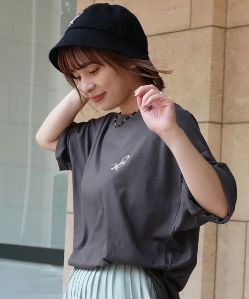 anown（アノン）の「オーバーサイズ 花刺繍 バックイラストプリント 半袖カットソー Tシャツ【イラストレーターden×anown 限定コラボ】（Tシャツ/カットソー・レディース・ベージュ/オフホワイト/チャコール・FREE）」の12枚目の写真