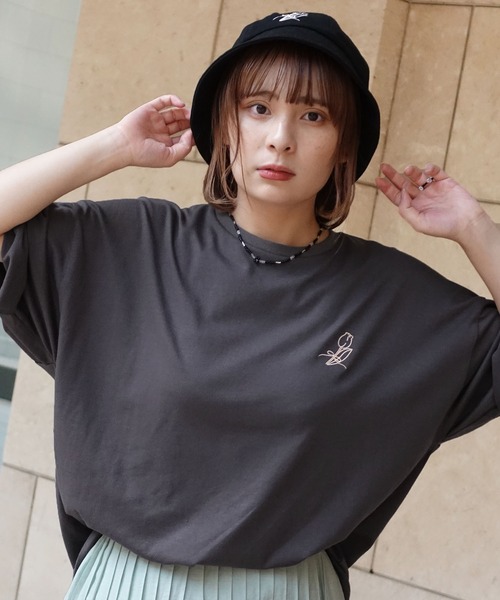 anown（アノン）の「オーバーサイズ 花刺繍 バックイラストプリント 半袖カットソー Tシャツ【イラストレーターden×anown 限定コラボ】（Tシャツ/カットソー・レディース・ベージュ/オフホワイト/チャコール・FREE）」の13枚目の写真
