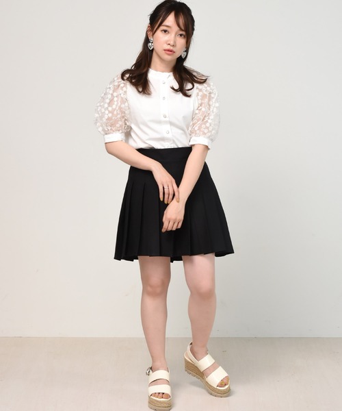 ems excite（エムズエキサイト）の「Flower刺繍フリルブラウス