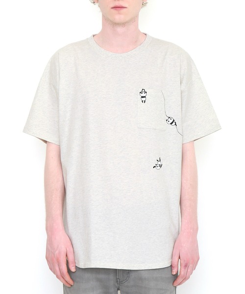 Design Tshirts Store graniph（デザイン　ティーシャツ　ストア　グラニフ）の「プレイングパンダ｜サイドガゼットパターンTシャツ（Tシャツ/カットソー・メンズ・ベージュ系その他・LARGE/MEDIUM/SMALL）」の2枚目の写真