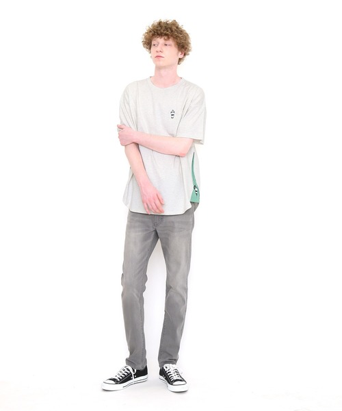 Design Tshirts Store graniph（デザイン　ティーシャツ　ストア　グラニフ）の「プレイングパンダ｜サイドガゼットパターンTシャツ（Tシャツ/カットソー・メンズ・ベージュ系その他・LARGE/MEDIUM/SMALL）」の7枚目の写真