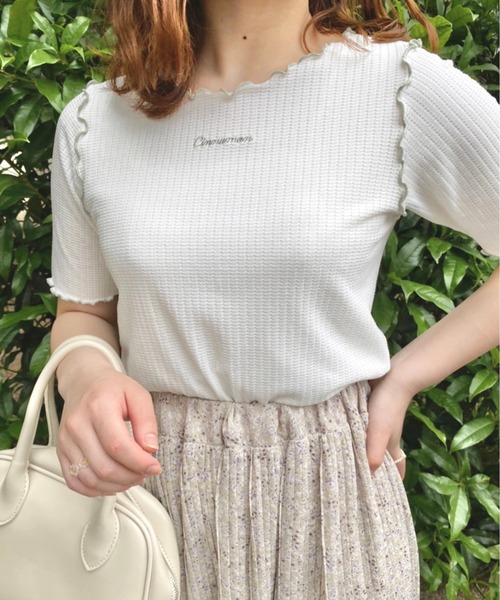 nemne store(ネンネストア)の「風に揺られるメロウ入りテレコ刺繍プルオーバー(Tシャツ/カットソー・レディース・オフホワイト/アイボリー/モカ・フリー)」の1枚目の写真