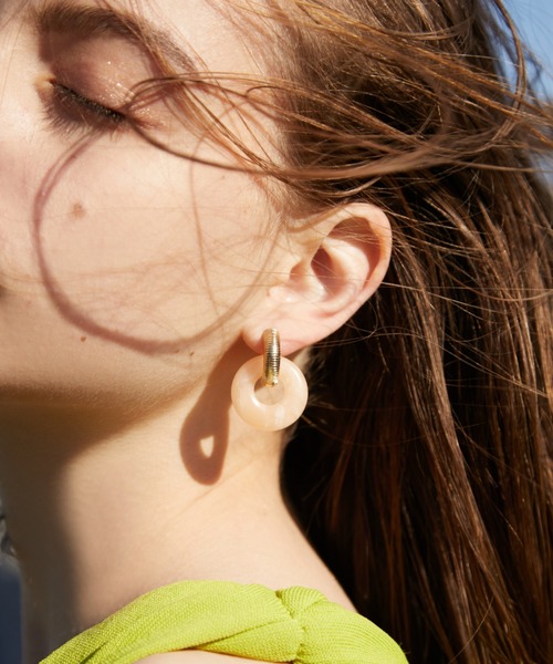 EIMY ISTOIRE(エイミーイストワール)の「カラーストーンサークルピアス(ピアス(両耳用)・レディース・グリーン/グレイッシュベージュ/コーラルピンク・FREE)」の4枚目の写真