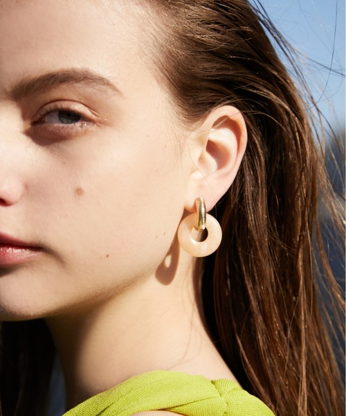 EIMY ISTOIRE(エイミーイストワール)の「カラーストーンサークルピアス(ピアス(両耳用)・レディース・グリーン/グレイッシュベージュ/コーラルピンク・FREE)」の5枚目の写真