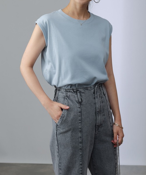 COLONY 2139(コロニートゥーワンスリーナイン)の「【ULTRA HYBRID】USAコットンノースリーブTシャツ(Tシャツ/カットソー・レディース・チャコールグレー/オフホワイト/サックスブルー・LARGE/SMALL/MEDIUM)」の3枚目の写真