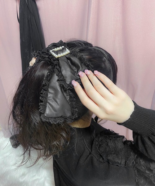 ROJITA（ロジータ）の「フェイクレザーBIGリボンバレッタ（バレッタ/ヘアクリップ・レディース・ブラック系その他・FREE）」の2枚目の写真