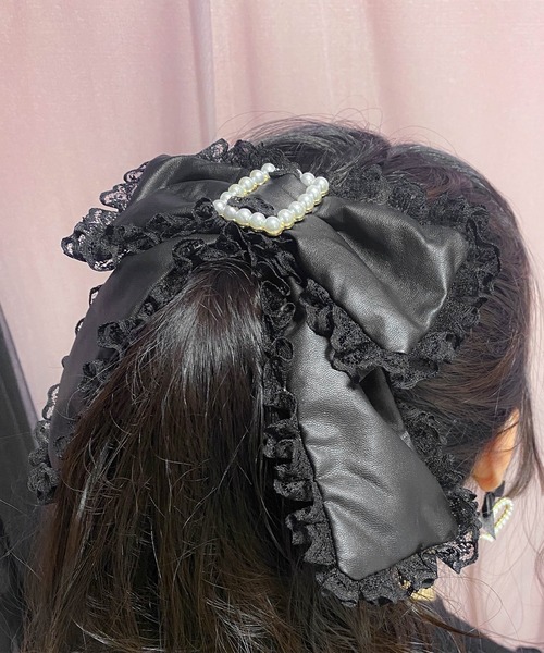 ROJITA（ロジータ）の「フェイクレザーBIGリボンバレッタ（バレッタ/ヘアクリップ・レディース・ブラック系その他・FREE）」の4枚目の写真