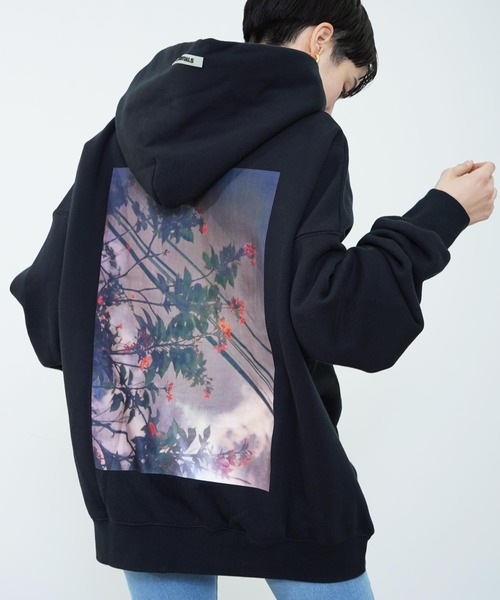 FOG ESSENTIALS(エフオージーエッセンシャルズ)の「FOG ESSENTIALS エフオージー エッセンシャルズ バックフォトプリント プルパーカー(パーカー・メンズ・ブラック/ホワイト・M/XL/L)」の2枚目の写真
