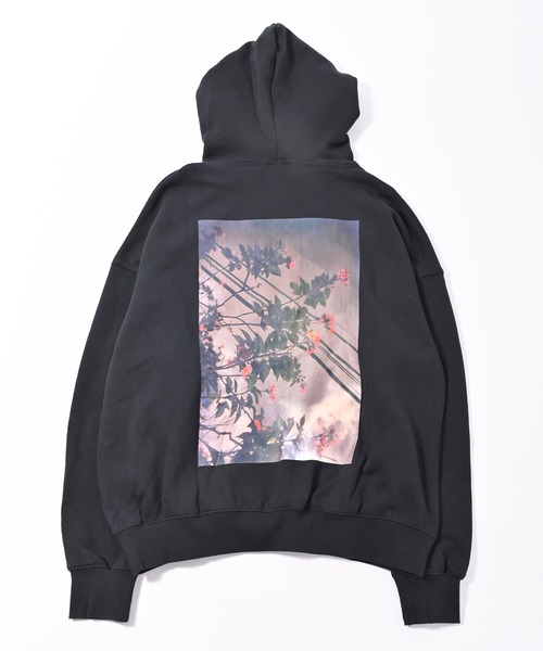 FOG ESSENTIALS(エフオージーエッセンシャルズ)の「FOG ESSENTIALS エフオージー エッセンシャルズ バックフォトプリント プルパーカー(パーカー・メンズ・ブラック/ホワイト・M/XL/L)」の4枚目の写真