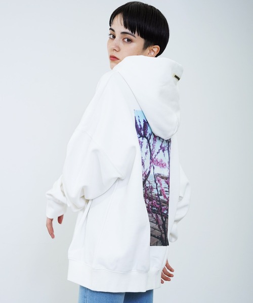 FOG ESSENTIALS(エフオージーエッセンシャルズ)の「FOG ESSENTIALS エフオージー エッセンシャルズ バックフォトプリント プルパーカー(パーカー・メンズ・ブラック/ホワイト・M/XL/L)」の9枚目の写真