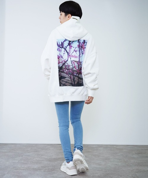 FOG ESSENTIALS(エフオージーエッセンシャルズ)の「FOG ESSENTIALS エフオージー エッセンシャルズ バックフォトプリント プルパーカー(パーカー・メンズ・ブラック/ホワイト・M/XL/L)」の7枚目の写真