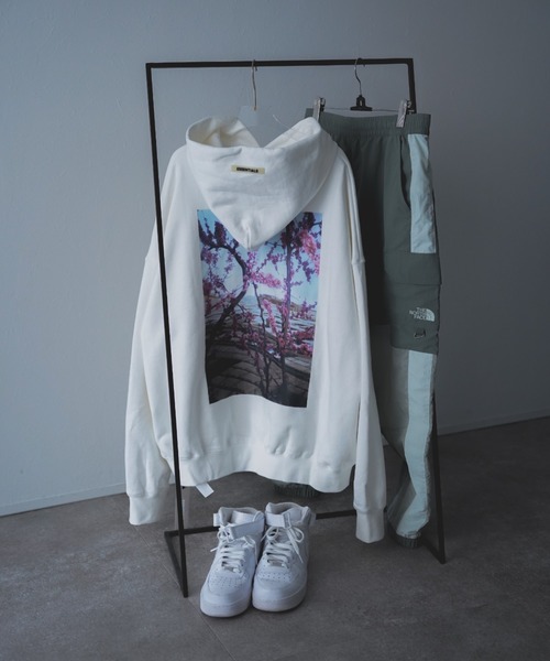 FOG ESSENTIALS(エフオージーエッセンシャルズ)の「FOG ESSENTIALS エフオージー エッセンシャルズ バックフォトプリント プルパーカー(パーカー・メンズ・ブラック/ホワイト・M/XL/L)」の22枚目の写真