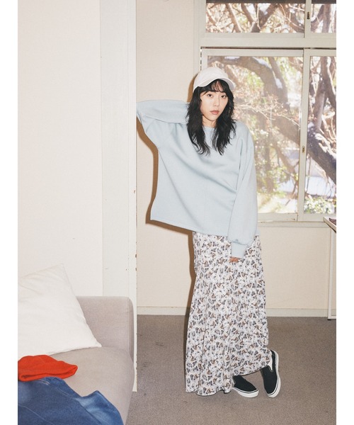 earth music&ecology（アースミュージックアンドエコロジー）の「ダンボールバックスリットネックプルオーバー＊（スウェット・レディース・チャコールグレー/サックスブルー/ピンク/グレイッシュベージュ・FREE）」の7枚目の写真