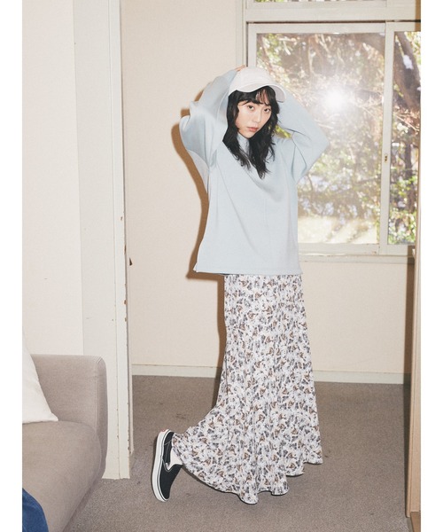 earth music&ecology（アースミュージックアンドエコロジー）の「ダンボールバックスリットネックプルオーバー＊（スウェット・レディース・チャコールグレー/サックスブルー/ピンク/グレイッシュベージュ・FREE）」の6枚目の写真