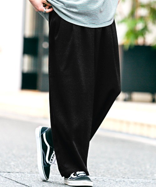 LUXSTYLE(ラグスタイル)の「梨地ツータックワイドパンツ(その他パンツ・メンズ・ブラウン/ブラック/グリーン・L/M)」の1枚目の写真