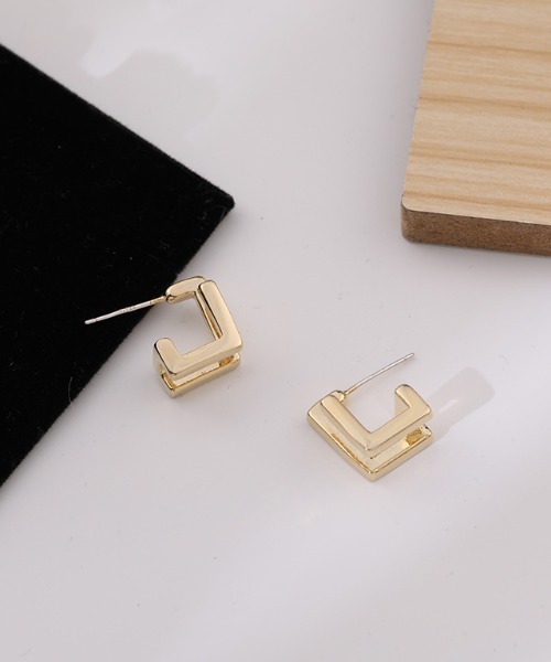 yu-ka(ユーカ)の「YU-KA : ラインキューブピアス / LINE CUBE PIERCE(ピアス(両耳用)・レディース・シルバー/ゴールド・FREE)」の2枚目の写真