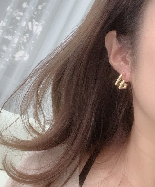 yu-ka(ユーカ)の「YU-KA : ラインキューブピアス / LINE CUBE PIERCE(ピアス(両耳用)・レディース・シルバー/ゴールド・FREE)」の3枚目の写真