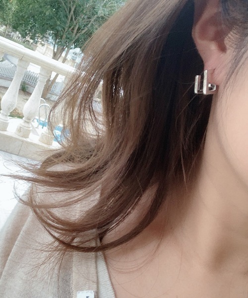 yu-ka(ユーカ)の「YU-KA : ラインキューブピアス / LINE CUBE PIERCE(ピアス(両耳用)・レディース・シルバー/ゴールド・FREE)」の4枚目の写真
