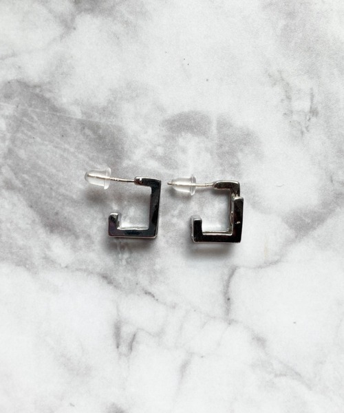 yu-ka(ユーカ)の「YU-KA : ラインキューブピアス / LINE CUBE PIERCE(ピアス(両耳用)・レディース・シルバー/ゴールド・FREE)」の6枚目の写真