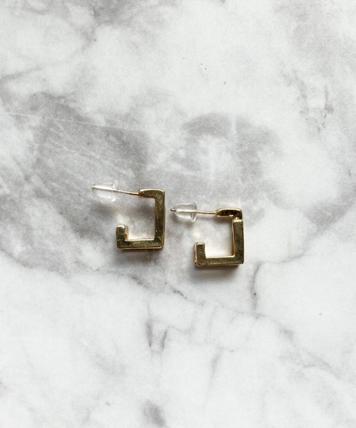 yu-ka(ユーカ)の「YU-KA : ラインキューブピアス / LINE CUBE PIERCE(ピアス(両耳用)・レディース・シルバー/ゴールド・FREE)」の5枚目の写真