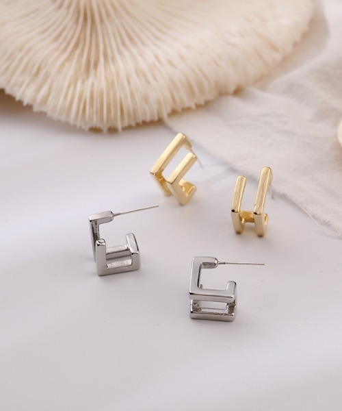 yu-ka(ユーカ)の「YU-KA : ラインキューブピアス / LINE CUBE PIERCE(ピアス(両耳用)・レディース・シルバー/ゴールド・FREE)」の8枚目の写真