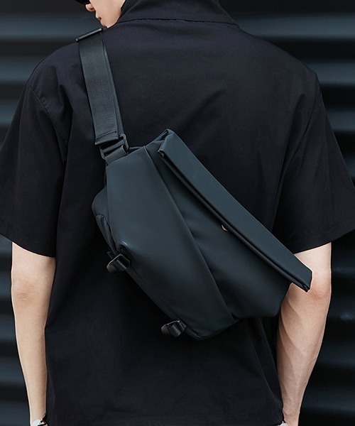 Fun & Daily(ファンアンドデイリー)の「Technical Magnet Shoulder Bag(ショルダーバッグ・メンズ・ブラック・FREE)」の2枚目の写真