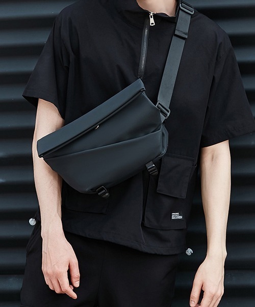 Fun & Daily(ファンアンドデイリー)の「Technical Magnet Shoulder Bag(ショルダーバッグ・メンズ・ブラック・FREE)」の3枚目の写真