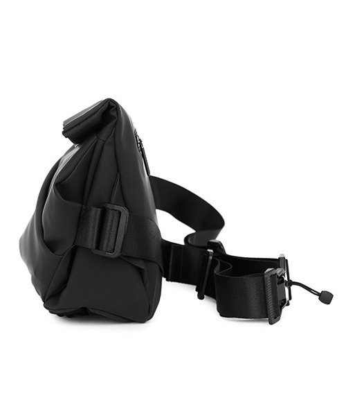 Fun & Daily(ファンアンドデイリー)の「Technical Magnet Shoulder Bag(ショルダーバッグ・メンズ・ブラック・FREE)」の6枚目の写真