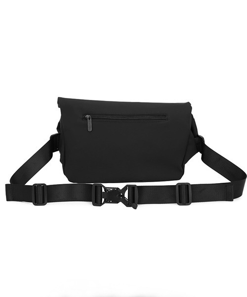 Fun & Daily(ファンアンドデイリー)の「Technical Magnet Shoulder Bag(ショルダーバッグ・メンズ・ブラック・FREE)」の7枚目の写真