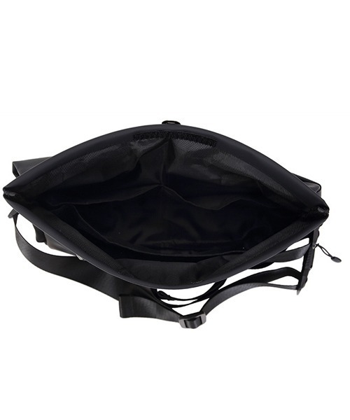 Fun & Daily(ファンアンドデイリー)の「Technical Magnet Shoulder Bag(ショルダーバッグ・メンズ・ブラック・FREE)」の9枚目の写真