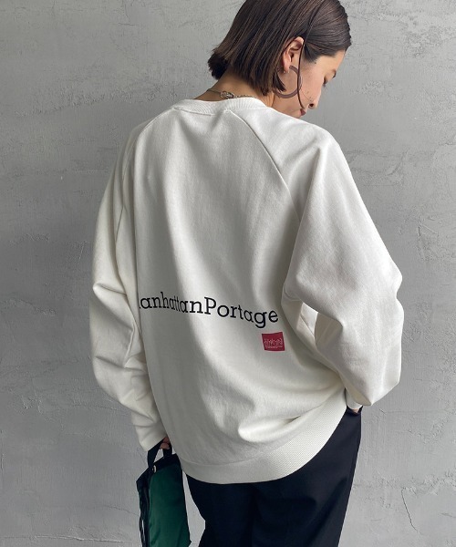 Manhattan Portage（マンハッタンポーテージ）の「[MANHATTAN PORTAGE/マンハッタンポーテージ] 別注 ポケット刺繍クルーネックスウェット（スウェット・レディース・ホワイト/ブラック/グリーン・S/M/L/XL）」の2枚目の写真